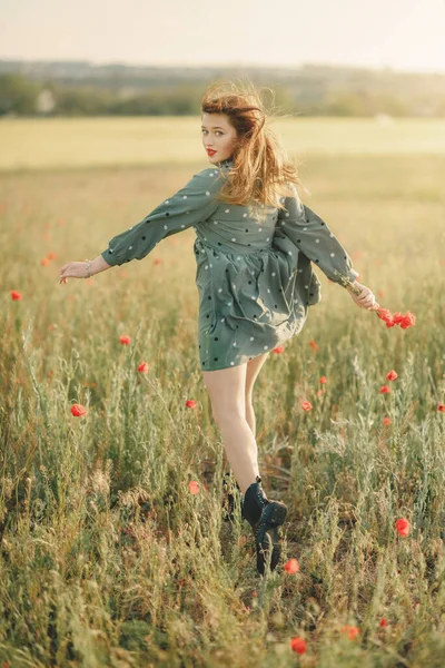 Mädchen Grünen Kleid Mit Gitarre Einem Mohnfeld — Stockfoto