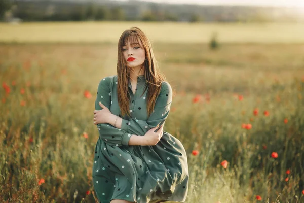 Mädchen Grünen Kleid Mit Gitarre Einem Mohnfeld — Stockfoto