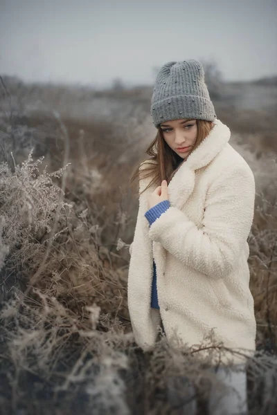 Egy Lány Fehér Bundában Egy Jeges Mezőn — Stock Fotó