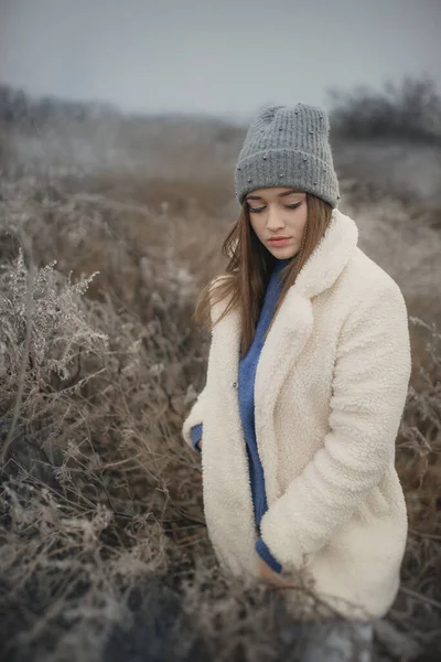 Chica Con Abrigo Piel Blanca Campo Helado —  Fotos de Stock