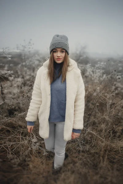 Egy Lány Fehér Bundában Egy Jeges Mezőn — Stock Fotó