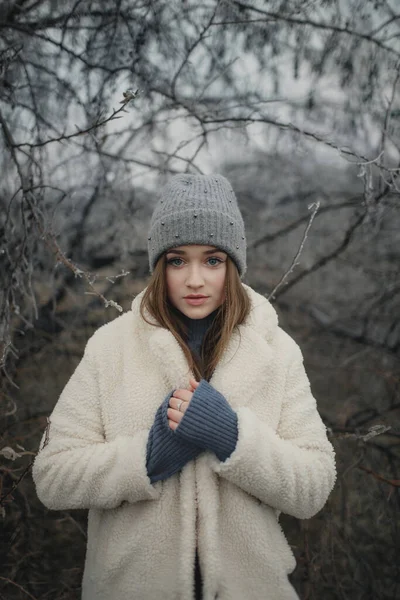 Chica Con Abrigo Piel Blanca Campo Helado — Foto de Stock