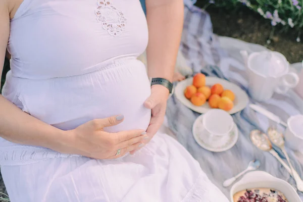 Těhotná Dívka Břehu Řeky Při Západu Slunce — Stock fotografie