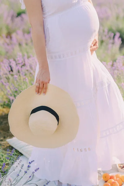 Chica Embarazada Orilla Del Río Una Puesta Sol — Foto de Stock