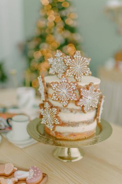 Noel ağacı ve hediyelerle Noel süslemesi.