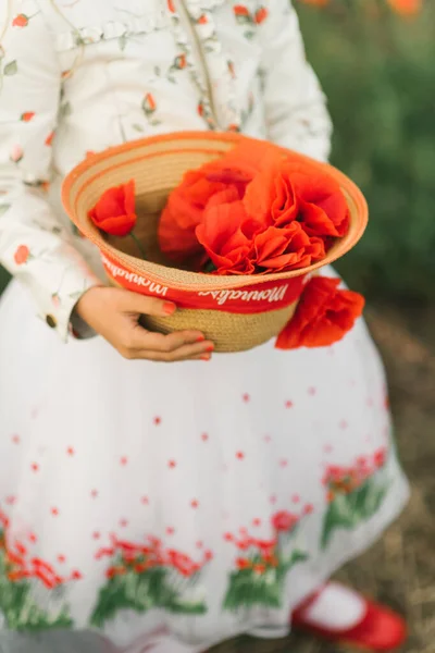 Fille Dans Une Robe Blanche Avec Panier Osier Sur Champ — Photo