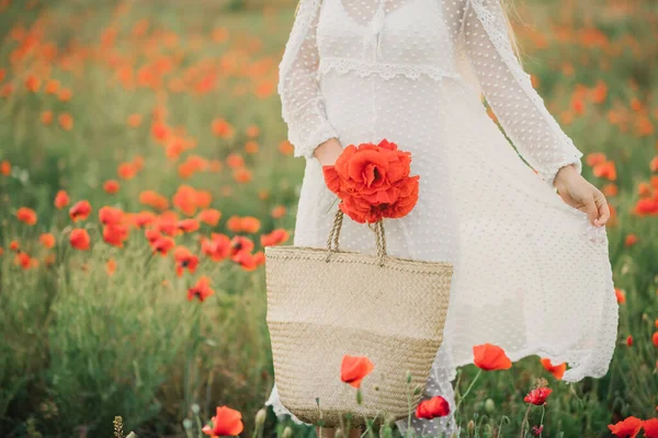 Menina Vestido Branco Com Uma Cesta Vime Campo Papoula — Fotografia de Stock