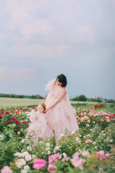 Mom Daughter Pink Dresses Field Roses — Stock Photo, Image