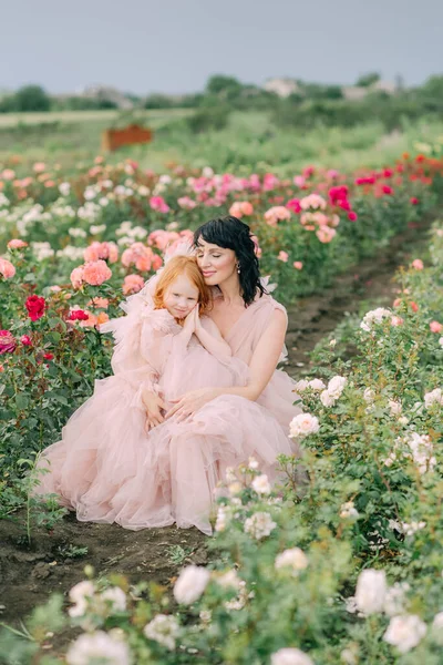 Mamá Hija Vestidos Rosados Campo Rosas — Foto de Stock