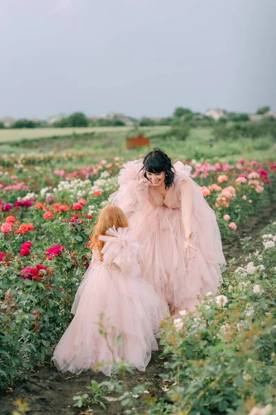 Maman Fille Robes Roses Sur Champ Roses — Photo