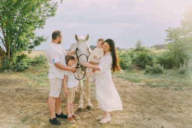 Beyaz elbiseli aile tarlada