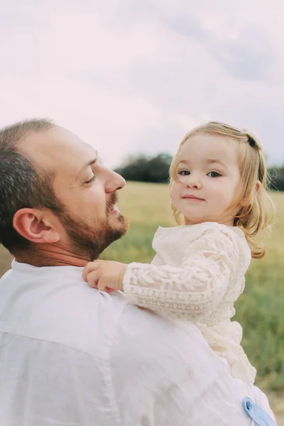 Beyaz Elbiseli Aile Tarlada — Stok fotoğraf