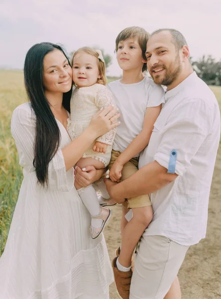 Семья Белой Одежде Поле — стоковое фото