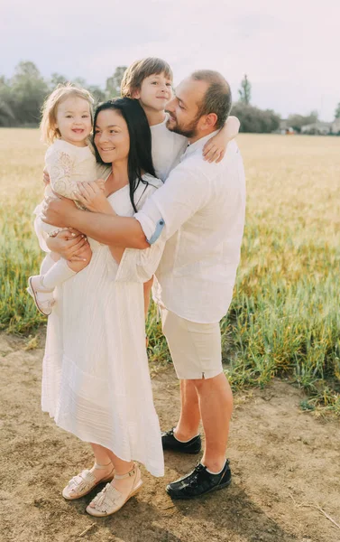 Famille Vêtements Blancs Dans Champ — Photo