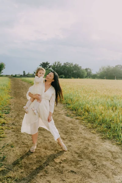 Beyaz Elbiseli Aile Tarlada — Stok fotoğraf