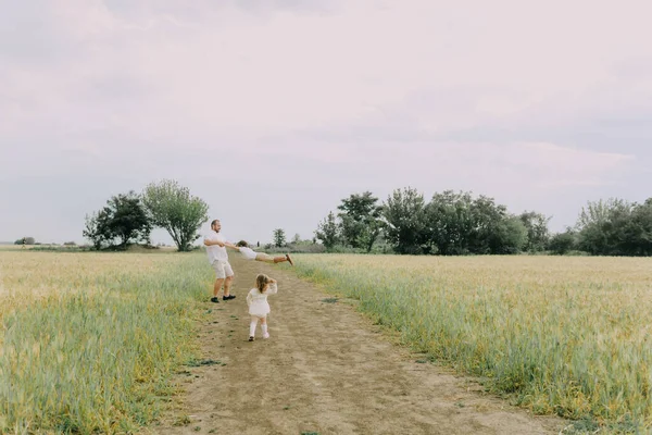 Familie Weißer Kleidung Auf Einem Feld — Stockfoto