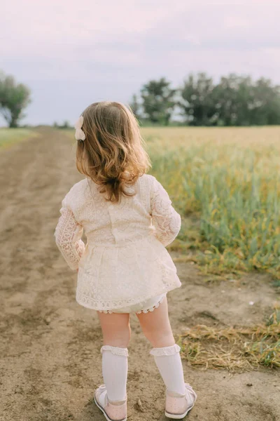 Gezin Witte Kleren Een Veld — Stockfoto