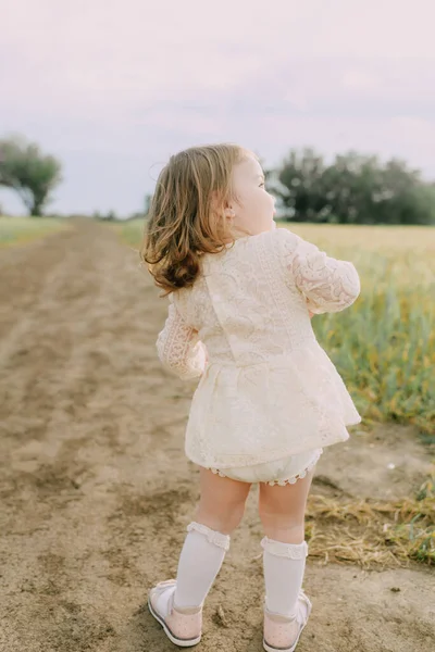 Beyaz Elbiseli Aile Tarlada — Stok fotoğraf