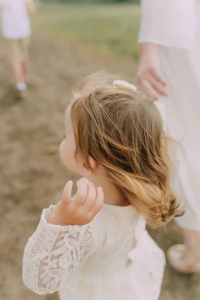 Beyaz Elbiseli Aile Tarlada — Stok fotoğraf
