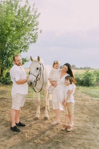 Rodzina Białych Ubraniach Polu — Zdjęcie stockowe