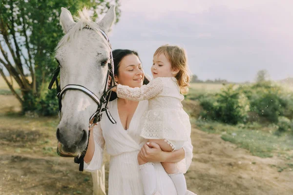 Familie Weißer Kleidung Auf Einem Feld — Stockfoto