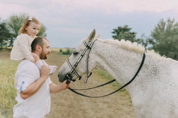 Familj Vita Kläder Ett Fält — Stockfoto