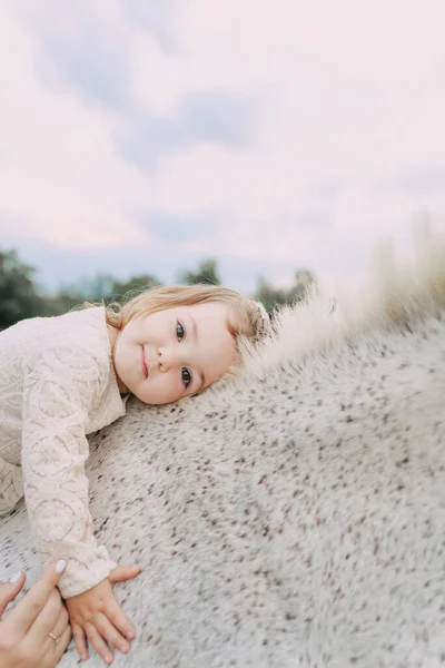 Gezin Witte Kleren Een Veld — Stockfoto