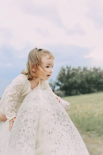 Familia Ropa Blanca Campo — Foto de Stock