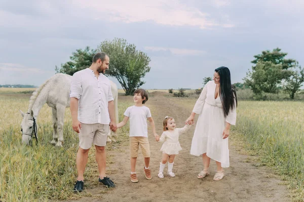 Famiglia Abiti Bianchi Campo — Foto Stock