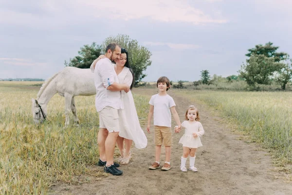 Beyaz Elbiseli Aile Tarlada — Stok fotoğraf