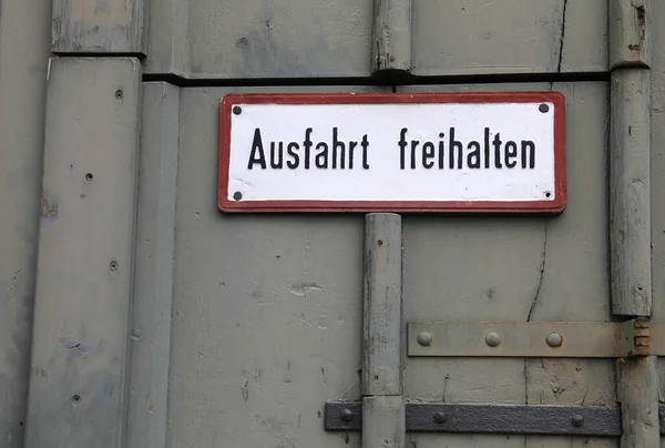 Schild Mit Deutschem Text Ausfahrt Freihalten Der Englischer Sprache Keep — Stockfoto