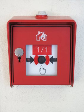 Alman yangın alarmı beyaz bir duvara monte ediliyor