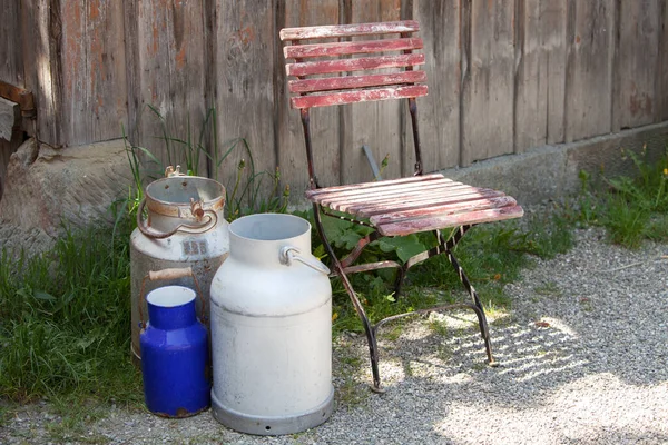 牛乳缶と古い木製の椅子 — ストック写真
