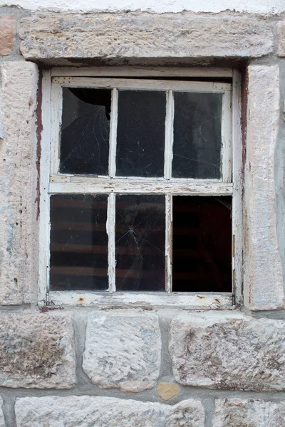 Stare Wietrzne Okno Ogromnej Kamiennej Ścianie Zdjęcia Stockowe bez tantiem