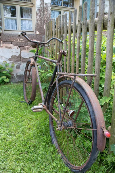 Velha Bicicleta Enferrujada Encostada Uma Cerca Madeira — Fotografia de Stock