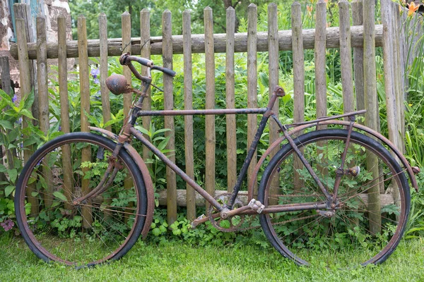 Gamla Rostiga Cykel Lutar Sig Mot Ett Trästaket — Stockfoto