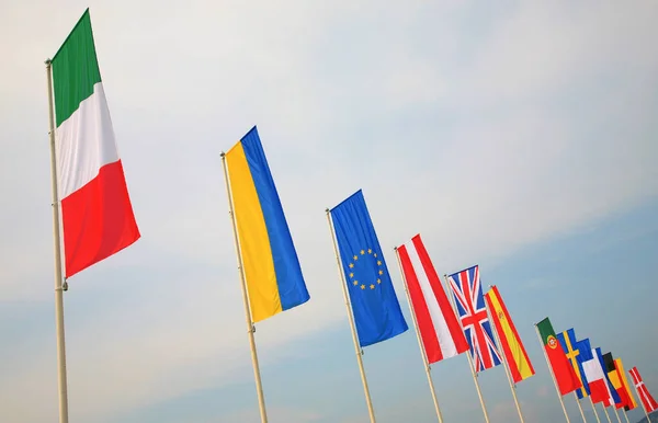 Прапори Європи Проти Неба — стокове фото