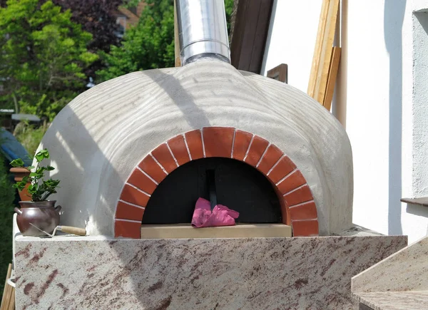 Açık havada ateş edilmiş pizza fırını.