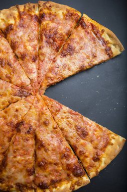 Lezzetli peynir pizza dilimi kes