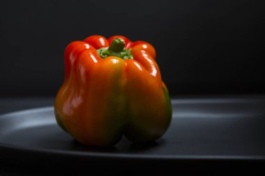 Koyu arka plan üzerinde taze renkli organik kırmızı biber biber