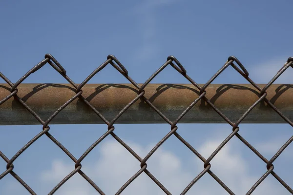 Yakın Çekim Zincir Bağlantı Tel Çit Karşı Gökyüzü — Stok fotoğraf