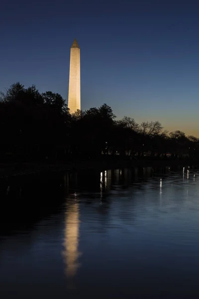 Памятник Вашингтону Освещенный Ночью Над Приливным Бассейном — стоковое фото
