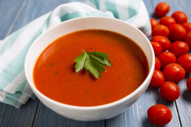 Ahşap arka plan üzerinde sağlıklı domates çorbası