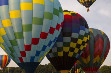 Renkli sıcak hava balonu aşağıdan yükselen
