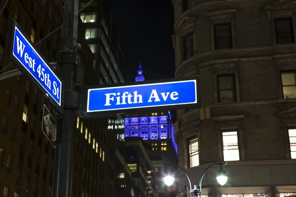 Düşük açılı görünüş Fifth Avenue işareti New York