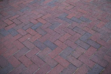Tam kare bir geçit üzerinde düzgün tuğla döşeme