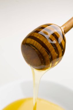 Bal ve Balın Beyaz Arkaplanda Yakın Çekimi