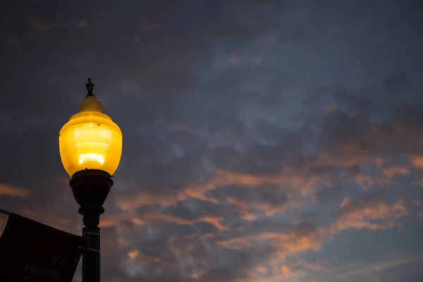 Eine Laterne Unter Blauem Himmel Flache Sicht Der Dämmerung — Stockfoto