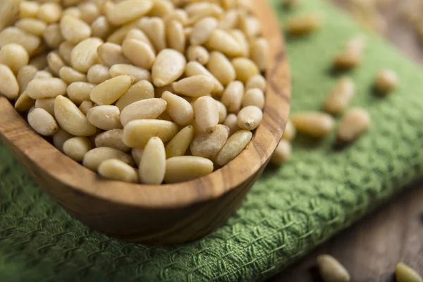 Bir kasede bir sürü sağlıklı çam fıstığı