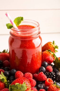 Beyaz kırsal zemin üzerine karışık dut püresi - Sağlıklı beslenme, detoks veya malzemelerle çevrili diyet kavramı 